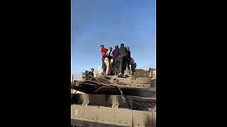 لحظة إخراج الجندي الإسرائيلي من الدبابة