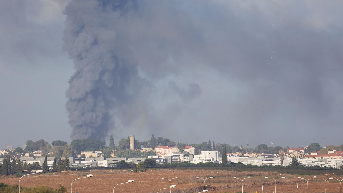 Becsapódott palesztin rakéta füstoszlopa az izraeli Gedera városban 2023. október 7-én.