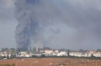 Becsapódott palesztin rakéta füstoszlopa az izraeli Gedera városban 2023. október 7-én.