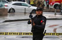 یکی از اعضای نیروهای امنیتی ترکیه در نزدیکی یک منطقه محاصره شده پس از انفجار در آنکارا، به تاریخ اول اکتبر ۲۰۲۳