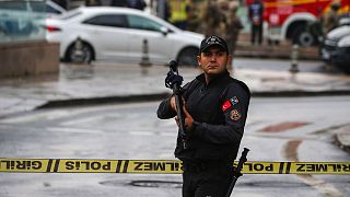 یکی از اعضای نیروهای امنیتی ترکیه در نزدیکی یک منطقه محاصره شده پس از انفجار در آنکارا، به تاریخ اول اکتبر ۲۰۲۳