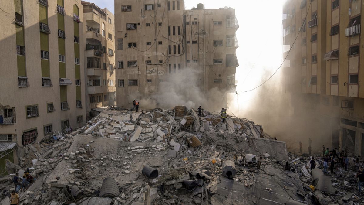 Im Zentrum von Gaza-Stadt wurde ein 14-stöckiges Hochhaus dem Erdboden gleichgemacht. 