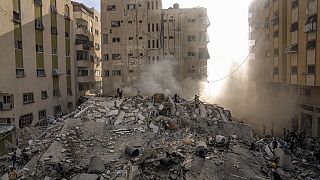 Escombros de um edifício atingido por um ataque aéreo israelita, na cidade de Gaza