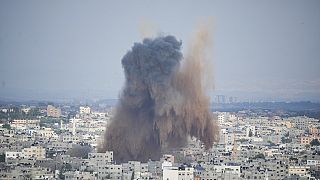 Fumo de uma explosão causada por um ataque aéreo israelita na Faixa de Gaza