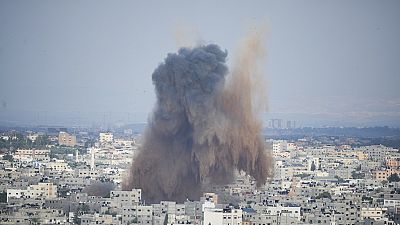 Fumo de uma explosão causada por um ataque aéreo israelita na Faixa de Gaza
