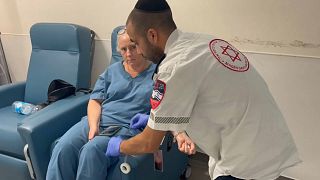 مسعف يقدم الخدمات الطبية لمسنة إسرائيلية