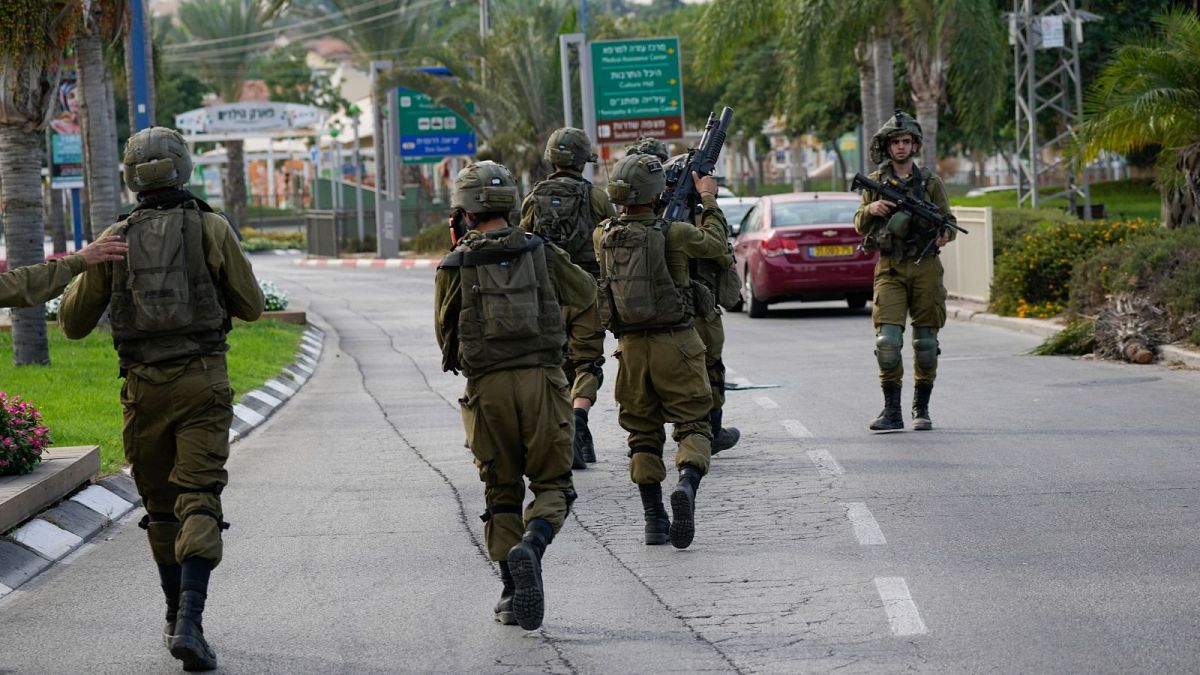 نیروهای اعزامی ارتش اسرائیل در خیابان‌های شهر سدیروت به تاریخ هفتم اکتبر ۲۰۲۳