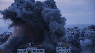 Israels Luftwaffe greift Hochhäuser in Gaza an