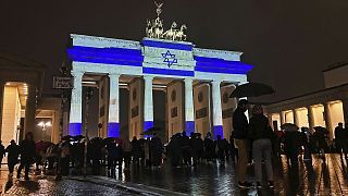 A szolidaritás színei a Brandenburgi kapun Berlinben