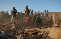 Túlélők után kutatnak a földrengés után Afganisztánban