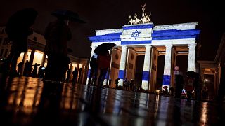 Das Brandenburger Tor in Berlin wurde in den israelischen Landesfarben angestrahlt