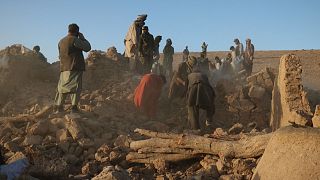 مردمان در حال کنار زدن آوار در روستای سربلند در منطقه زنده‌جان در ولایت هرات افغانستان به تاریخ شنبه هفتم امتبر ۲۰۲۳