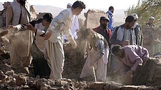 أفغان يبحثون عن ضحايا بعد زلزال ضرب منطقة زيندا جان في مقاطعة هرات بغرب أفغانستان، 8 أكتوبر 2023.