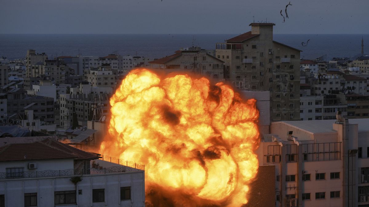 قصف إسرائيلي عنيف على الأبراج السكنية في غزة