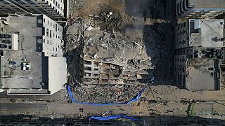 Imagem da torre Al Aqloq destruída durante os ataques israelitas a Gaza