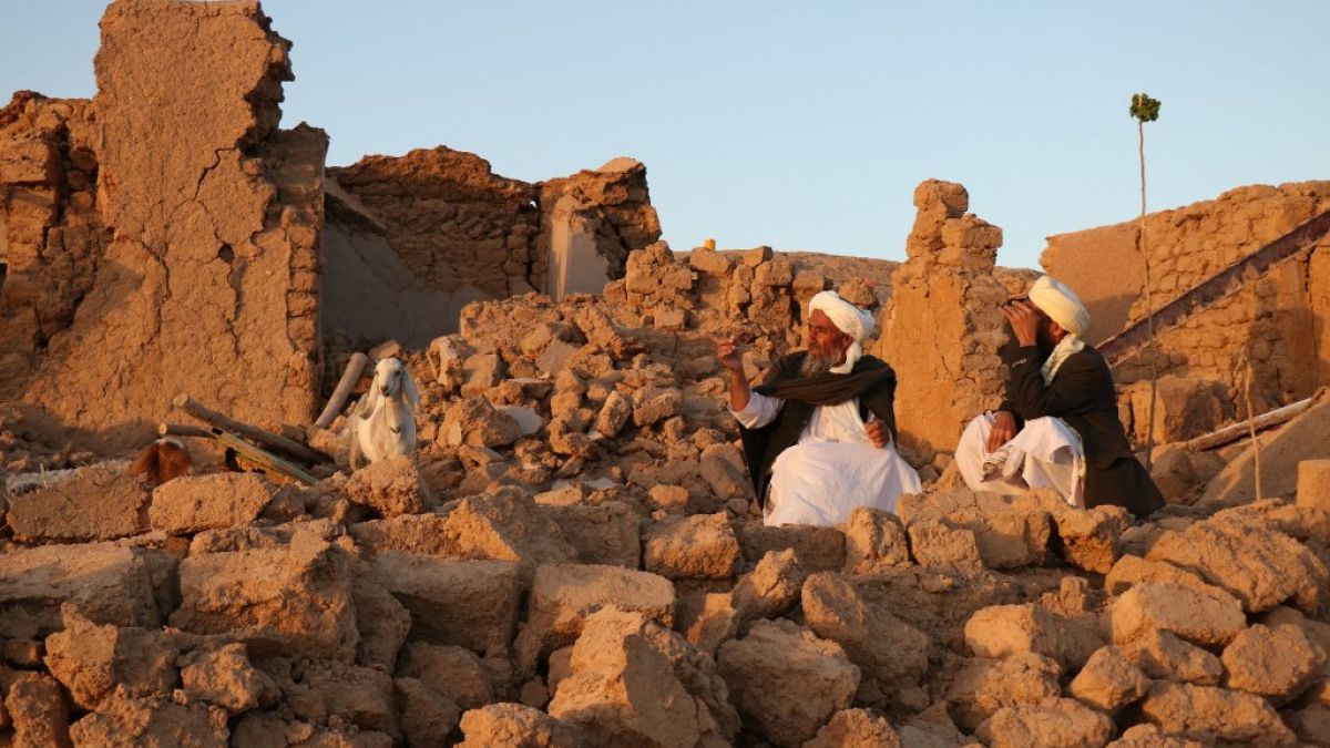 Афганец сидит у поврежденного после землетрясения дома в деревне Сарбуланд Зенде Джана, провинции Герат, 7 октября 2023 года.