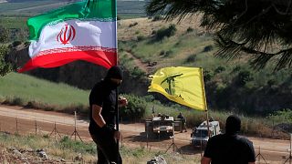 Lübnan-İsrail sınırında İran ve Hizbullah bayrakları taşıyan Hizbullah taraftarları