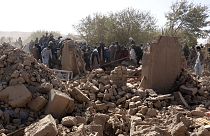 Afegãos procuram vítimas após um terramoto em Zenda Jan, na província de Herat