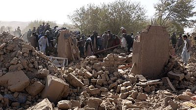 Afegãos procuram vítimas após um terramoto em Zenda Jan, na província de Herat