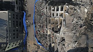 Escombros de um edifício atingido por um ataque aéreo israelita, na cidade de Gaza