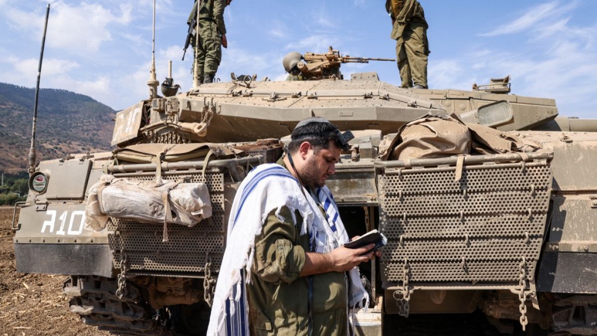 Israelischer Soldat  bedet betet nahe der Grenze zum Libanon 