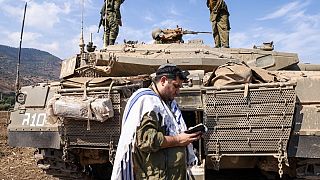 Israelischer Soldat  bedet betet nahe der Grenze zum Libanon 