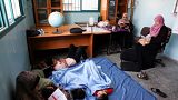 Палестинки с детьми в одной из школ ООН в секторе Газа спасаются от израильских обстрелов