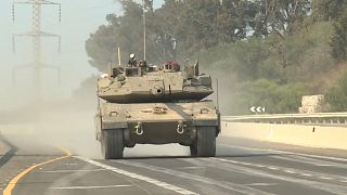 دبابة إسرائيلية في طريقها إلى الحدود مع قطاع غزة