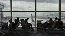 إلغاء عشرات الرحلات الجوية في هونغ كونغ يوم الأحد مع اقتراب الإعصار كوينو