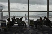 إلغاء عشرات الرحلات الجوية في هونغ كونغ يوم الأحد مع اقتراب الإعصار كوينو