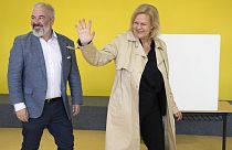 Innenministerin Nancy Faeser mit ihrem Mann bei der Stimmabgabe in Hessen