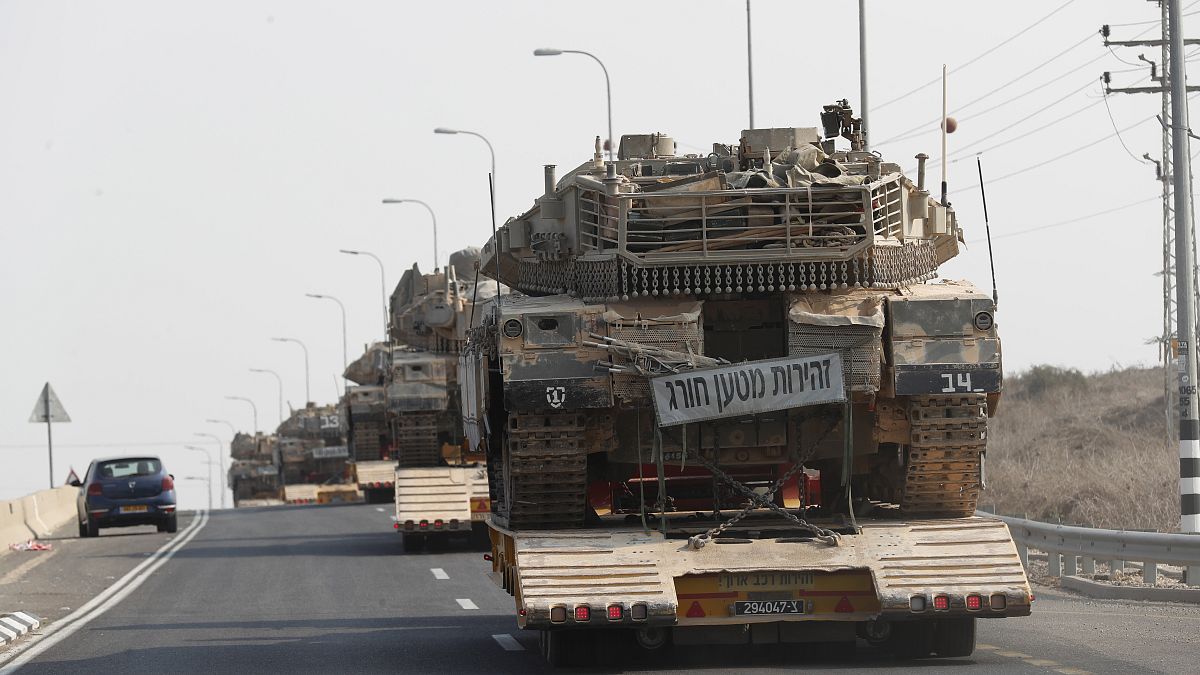 Az izraeli hadsereg tankokat szállít a Gázai övezet határa felé, a dél-izraeli Szderót közelében 2023. október 8-án
