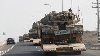 Az izraeli hadsereg tankokat szállít a Gázai övezet határa felé, a dél-izraeli Szderót közelében 2023. október 8-án