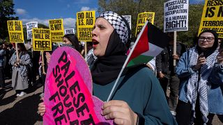 Palesztinokat támogató demonstráló egy tüntetésen