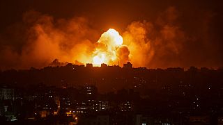  Огън и пушек се издигат след израелски въздушен удар в град Газа, неделя, 8 октомври 2023 година 
