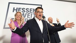 Der hessische Ministerpräsident Boris Rhein bejubelt seinen Wahlsieg