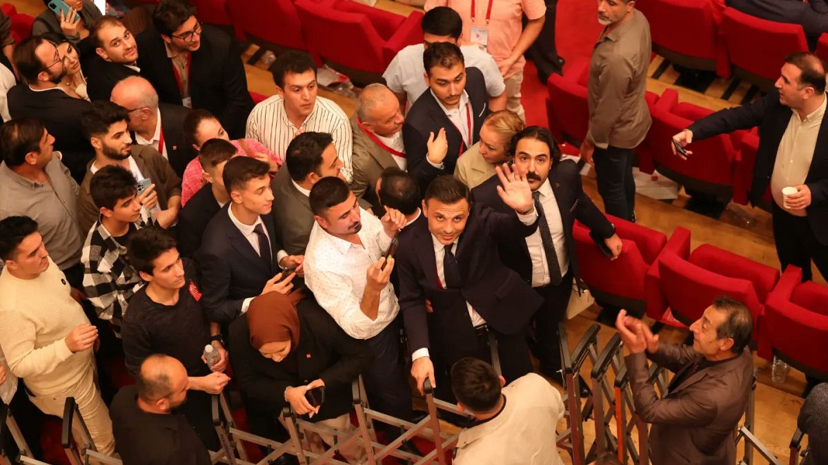 (CHP) İstanbul İl Kongresi’nde başkanlık yarışını Özgür Çelik kazandı