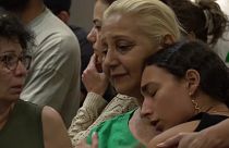 Familiares choram vítimas do Hamas durante conferência de imprensa, Telavive, Israel