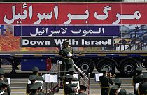 İran'ın başkenti Tahran'da "İsrail'e ölüm" sloganının yazılı olduğu bir askeri geçit töreni 