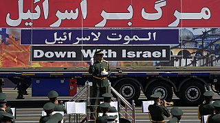 İran'ın başkenti Tahran'da "İsrail'e ölüm" sloganının yazılı olduğu bir askeri geçit töreni 