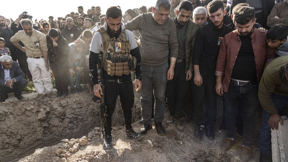 صورة من الارشيف- الأكراد السوريون يحضرون جنازة الأشخاص الذ��ن قتلوا في الغارات الجوية التركية في قرية المالكية بشمال سوريا، 21 نوفمبر 2022.