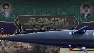 Raisi iráni elnök katonai vezetőkkel egy teheráni katonai parádén