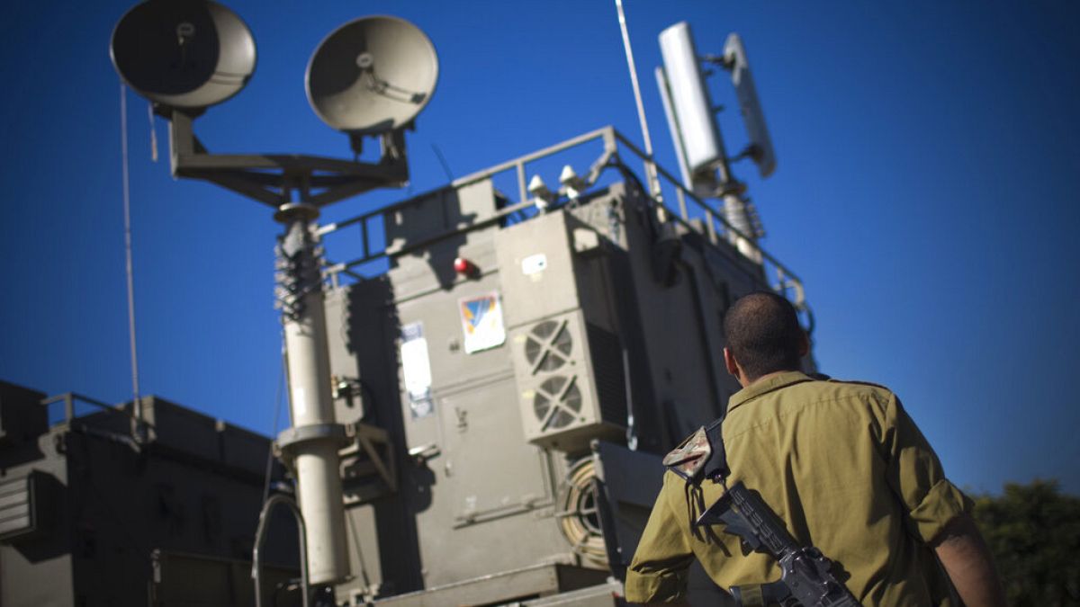 Bir iç askeri haberleşme sisteminin önünde duran İsrail askeri (arşiv) 