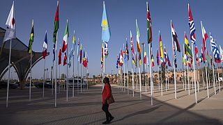 خارج مركز المؤتمرات الاجتماعات السنوية لصندوق النقد الدولي والبنك الدولي، في مراكش، المغرب، 8 أكتوبر 2023