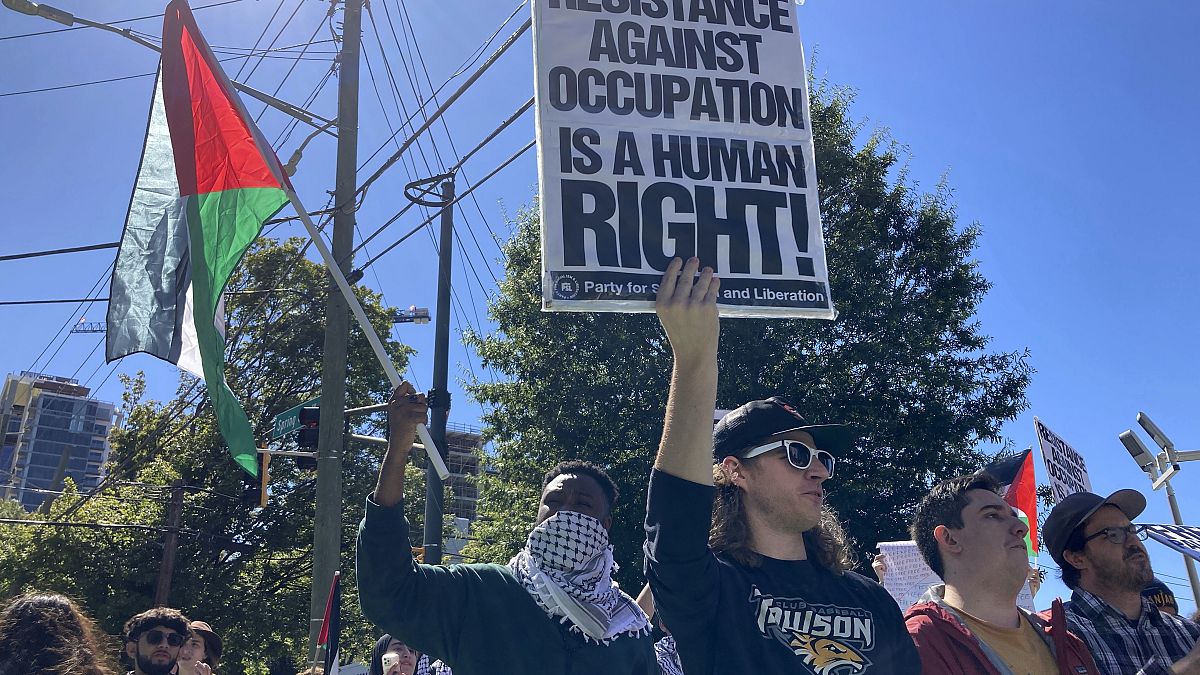 متظاهرون مؤيدون للفلسطينيين أمام القنصلية الإسرائيلية في أطلنطا - الولايات المتحدة الأمريكية. 2023/10/08