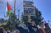 متظاهرون مؤيدون للفلسطينيين أمام القنصلية الإسرائيلية في أطلنطا - الولايات المتحدة الأمريكية. 2023/10/08