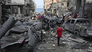 es Palestiniens inspectent les décombres de la mosquée de l'Ouest détruite après une frappe aérienne israélienne dans la ville de Gaza