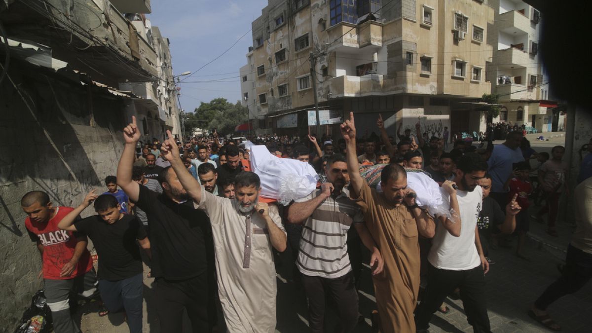 Familiares carregam corpos da família Zanoun, morta durante um ataque aéreo de Israel ao campo de refugiados de Rafah