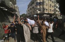 Familiares carregam corpos da família Zanoun, morta durante um ataque aéreo de Israel ao campo de refugiados de Rafah