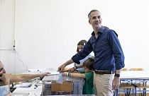 يدلي عمدة أثينا كوستاس باكويانيس بصوته خلال الان��خابات الإقليمية والبلدية، في أثينا، اليونان، 8 أكتوبر 2023.